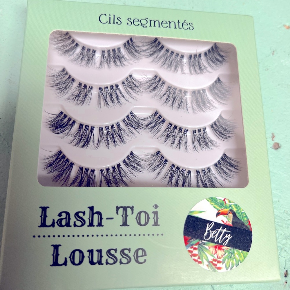 Silk false lashes 5 pairs per box/Faux cils fibres soie Prix par boîte $ per box
